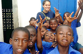 volunteers in kenya teaching